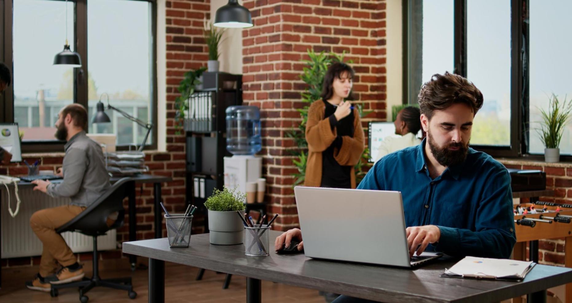 Équipe en formation financière dans un environnement collaboratif