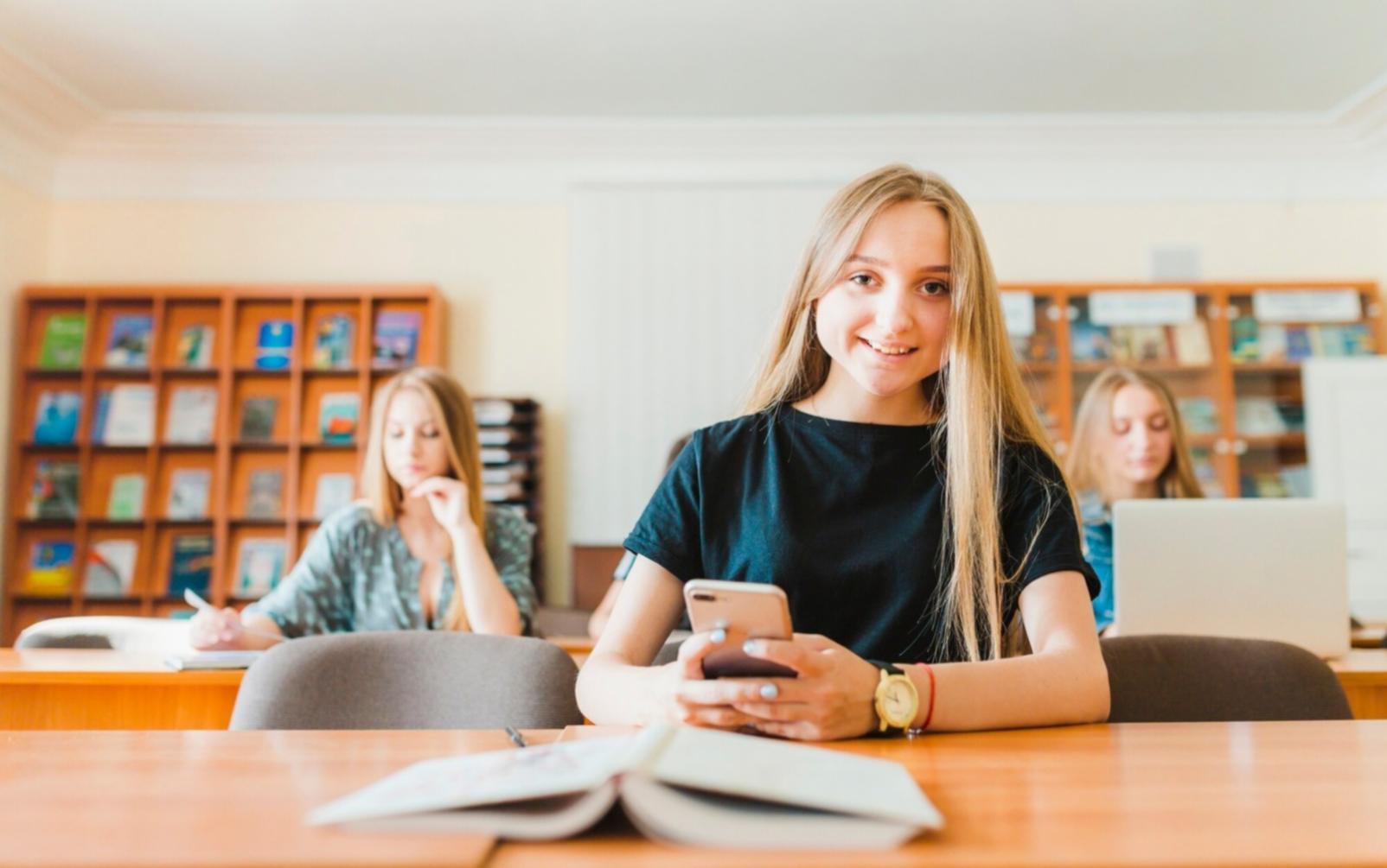 Organisation financière avec documents et calculatrice